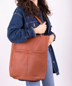 Handbag, tote bag, in leather, cognac color
